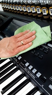 Салфетка для чистки диджейского оборудования и консолей.