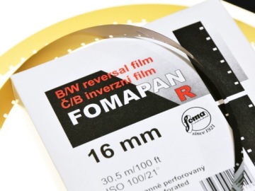 Стандартная пленочная двусторонняя камера Fomapan R100 16 мм.