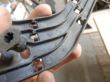 MERCEDES W204 KRYT KANÁL PŘÍVODŮ KABEL
