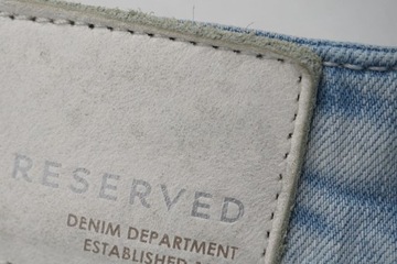 RESERVED spodnie jeansy z dziurami r 27/32