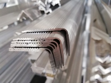NAROŻNIK ALUMINIOWY OZDOBNY, RYFLOWANY,40X25X1,5/2