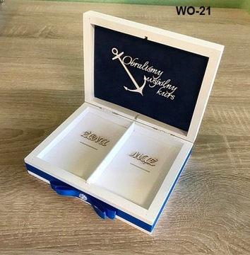 Белая коробочка для обручальных колец с красными сердечками