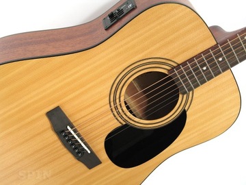 Gitara elektroakustyczna Cort z licznymi dodatkami
