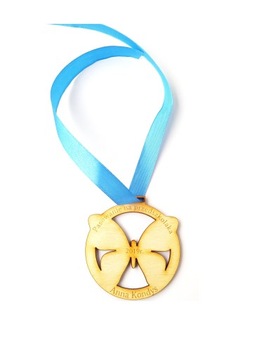 MEDAL PASOWANIE UCZNIA PRZEDSZKOLAKA MOTYL DREWNO