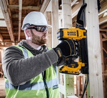 Степлер для фиксации кабеля 18В 2х2Ач DeWalt DCN701D2