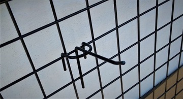 zawieszka uchwyt na kratę 10 cm pojedynczy czarny