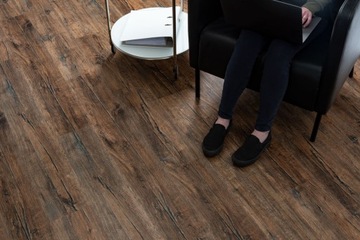 Виниловые панели SPC ТЕМНЫЙ ДУБ + грунтовка ОБРАЗЕЦ