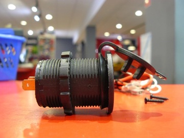 GNIAZDO USB x2 ŁADOWARKA DIODA 12/24V 3.1A DEDAL 42606