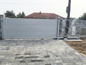 Современные секционные откатные ворота из алюминия.