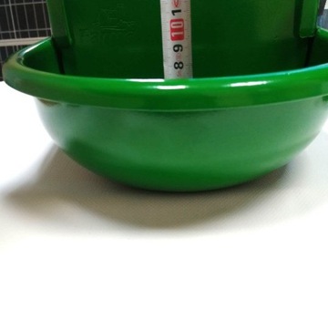 Поплавковая поилка с зеленым поплавковым клапаном.