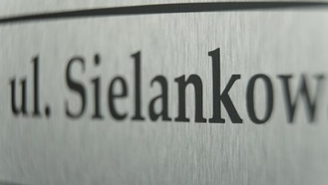 Адресная табличка с номером дома на каждый дом