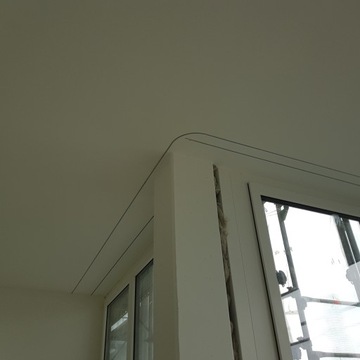 Алюминиевый потолочный рельс скрытого монтажа, изготовленный по индивидуальному заказу.