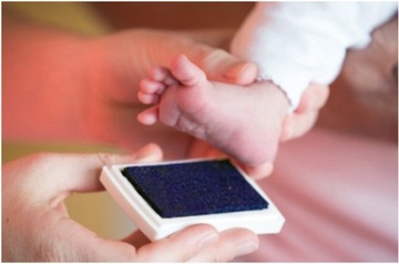 BIAŁA RAMKA DO ZDJĘĆ Z TUSZEM ODCISK RĄCZKI STÓPKI