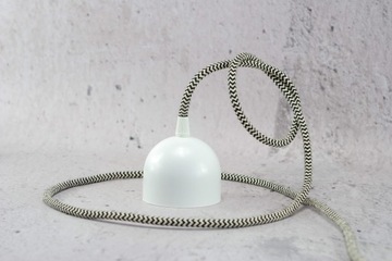 белая розетка, потолочная обшивка, светильник-паук LOFT