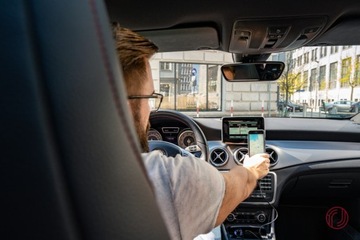 Uchwyt na telefon+ładowarka Mercedes A/CLA/GLA BA4