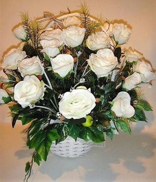 Корзина с белыми розами в подарок родителям.