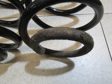 SPRĘŻYNA ZAWIESZENIA TYŁ FIESTA MK7 5D 2009 <