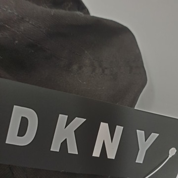 Czapka damska z daszkiem DKNY