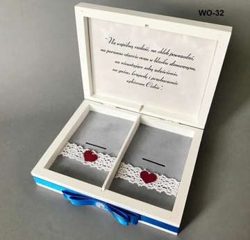 Белая коробочка для обручальных колец с красными сердечками