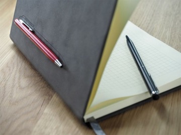NOTES A5 Z MAGNETYCZNĄ OKŁADKĄ I DŁUGOPISEM