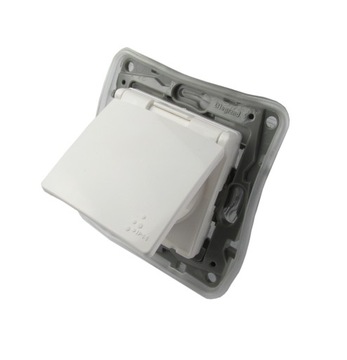 Legrand NILOE Gniazdo hermetyczne IP44 bł. 764561