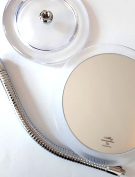 Многорегулируемое косметическое зеркало на ножке.