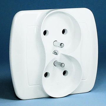 Simon Akord ДВОЙНАЯ РОЗЕТКА С ЗАЗЕМЛЕНИЕМ белая AGZ2/11