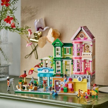 Квартиры и магазины LEGO в Heartlake City 42670