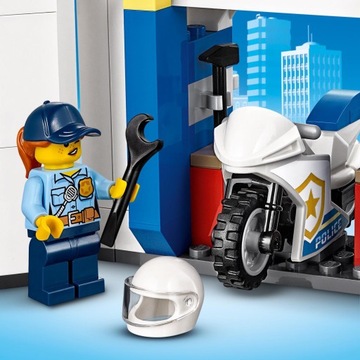 LEGO City 60246 Полицейский участок Полицейский участок 743 кирпича 6+