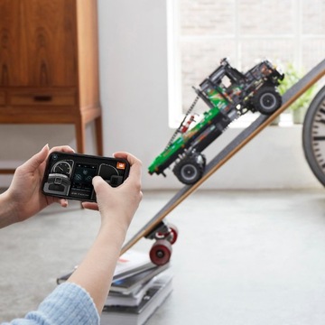 LEGO Technic Пробный грузовик Mercedes Benz Zetros 42129