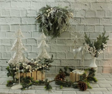 Большой металлический поезд на Рождество