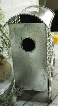 Большой металлический поезд на Рождество