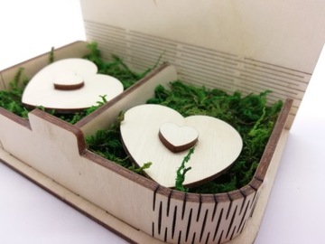 Деревянная коробочка для обручальных колец с гравировкой в ​​виде сердца.