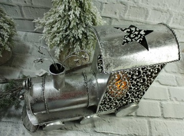 Большой металлический поезд на Рождество