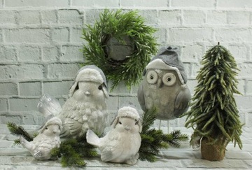 Фигурка ребенка в снегу на фигурке снежок