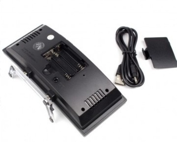 Электронный будильник с большими цифрами.