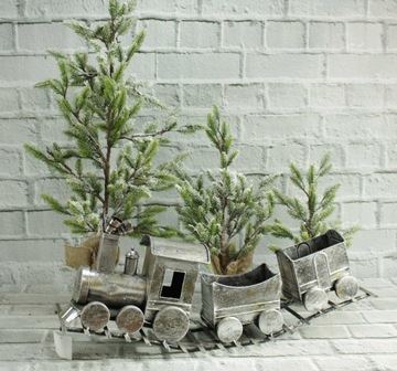 Большой металлический поезд на Рождество