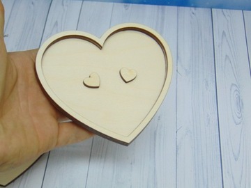 Деревянная коробочка для обручальных колец с гравировкой в ​​виде сердца.