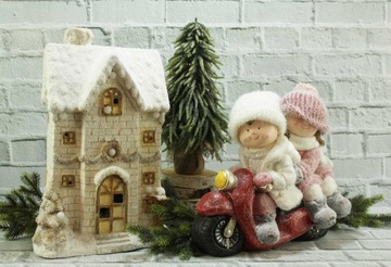 Декоративная фигурка ребенка на санках H20