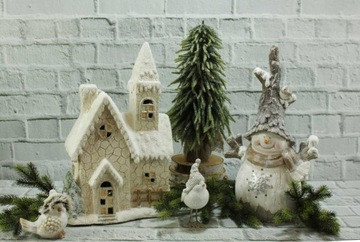 Фигурка ребенка в снегу на фигурке снежок