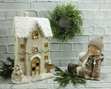 Фигурка ребенка в снегу на фигурке снежок