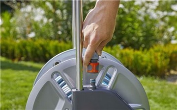 Металлическая тележка для садового шланга Aquaroll L 18550 Gardena с направляющей