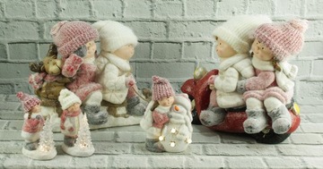 Фигурка ребенка в снегу на фигурке снежок