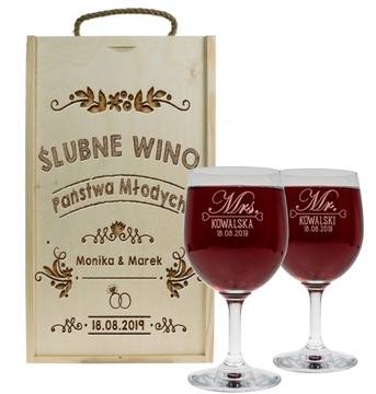 Бокалы и коробочка в подарок для молодоженов на свадьбу