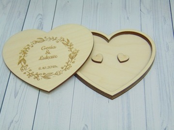 Деревянная коробочка для обручальных колец с гравировкой в ​​виде сердца.