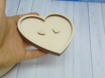 Деревянная коробочка для обручальных колец с гравировкой в ​​виде сердца.