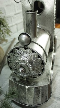 Большой металлический поезд на Рождество