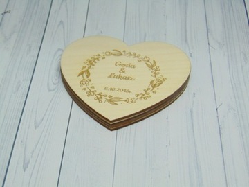 Деревянная коробочка для обручальных колец с гравировкой в ​​виде сердца.
