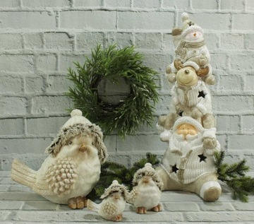 Фигурка ребенка в снегу на фигурке снежок