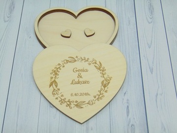 Деревянная коробочка для обручальных колец с гравировкой в ​​виде сердца.